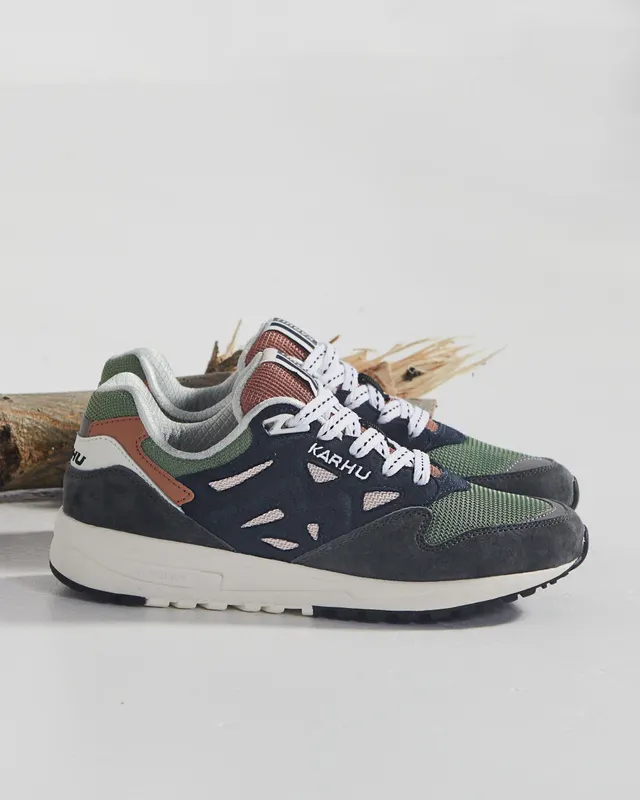 Karhu Legacy 96 – Gunmetal / India Ink (F806041)