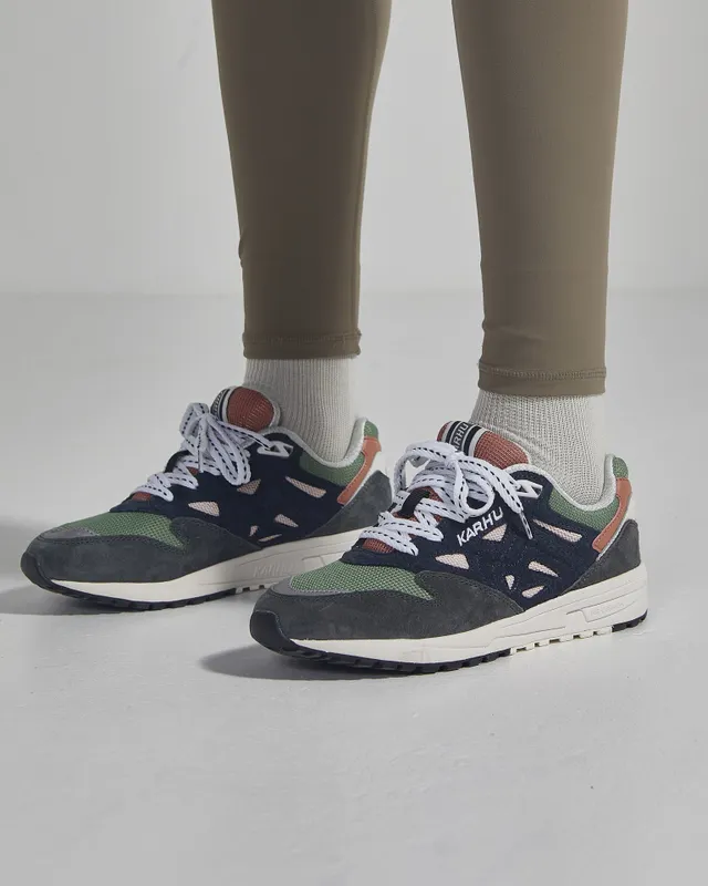 Karhu Legacy 96 – Gunmetal / India Ink (F806041)