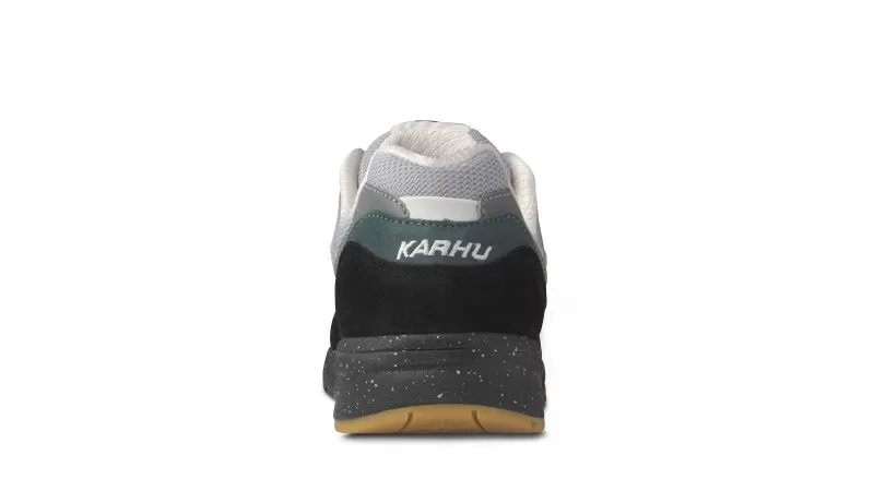 Karhu Legacy 96 – Jet Black / Stormy Weather (F806042)