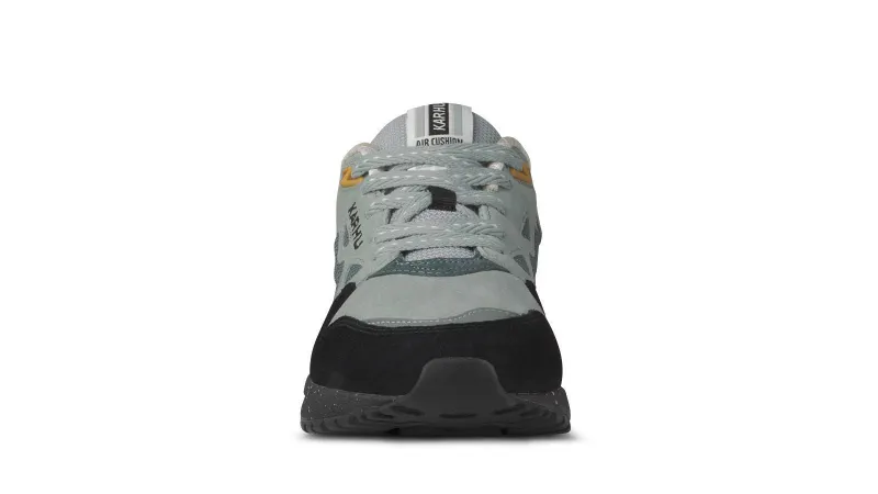 Karhu Legacy 96 – Jet Black / Stormy Weather (F806042)