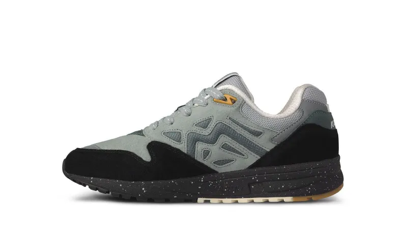 Karhu Legacy 96 – Jet Black / Stormy Weather (F806042)