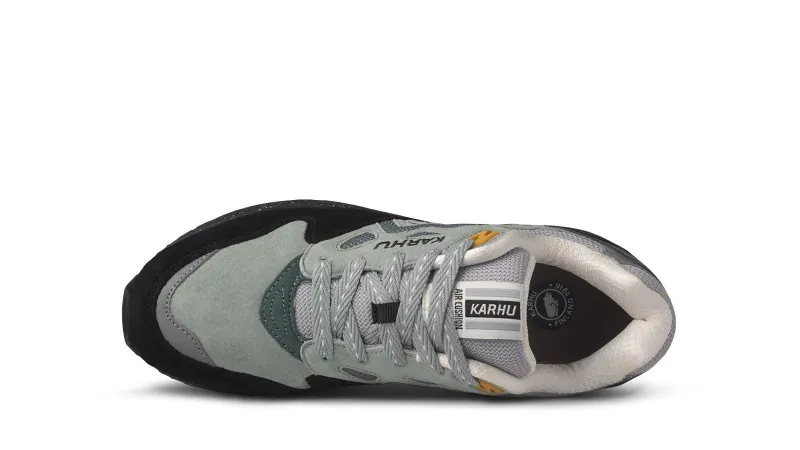 Karhu Legacy 96 – Jet Black / Stormy Weather (F806042)