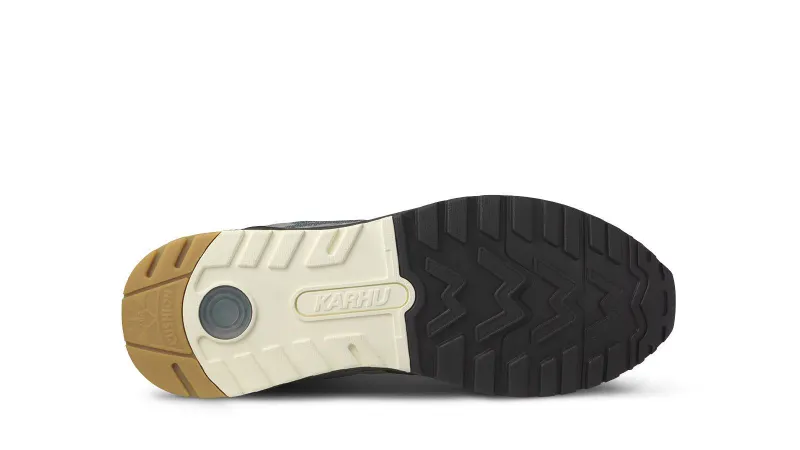 Karhu Legacy 96 – Jet Black / Stormy Weather (F806042)
