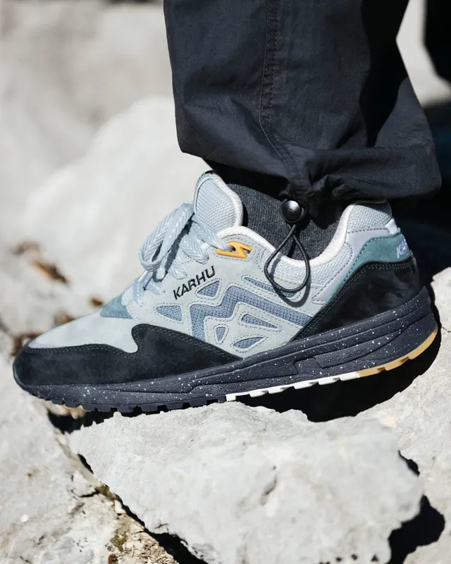 Karhu Legacy 96 – Jet Black / Stormy Weather (F806042)
