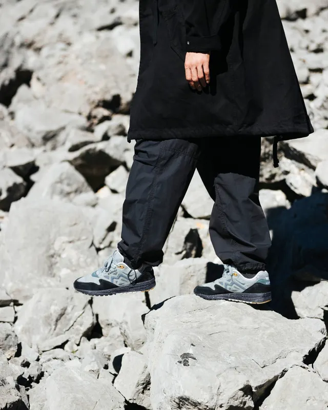 Karhu Legacy 96 – Jet Black / Stormy Weather (F806042)