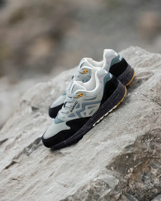 Karhu Legacy 96 – Jet Black / Stormy Weather (F806042)