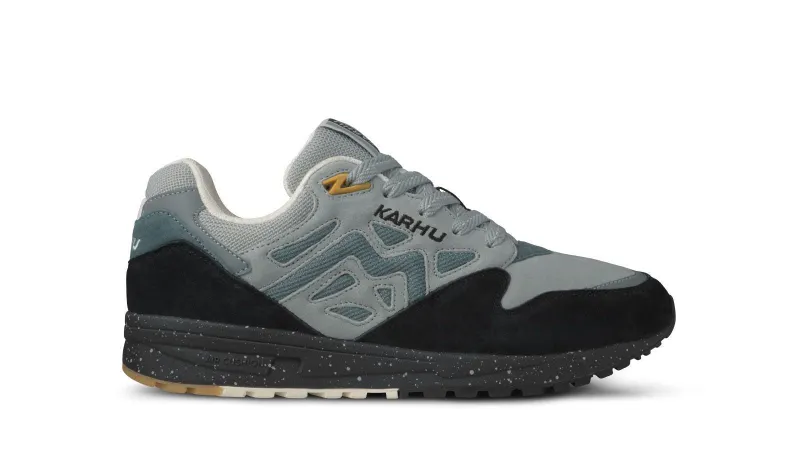 Karhu Legacy 96 – Jet Black / Stormy Weather (F806042)
