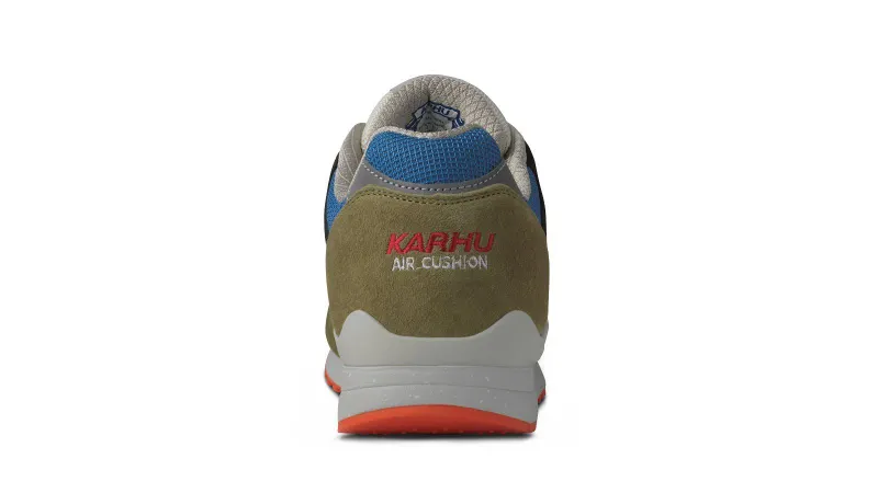 Karhu Synchron Classic “the Forest Rules” Pack – Green Moss / India Ink (F802677)