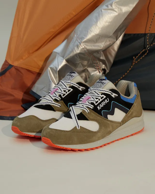 Karhu Synchron Classic “the Forest Rules” Pack – Green Moss / India Ink (F802677)