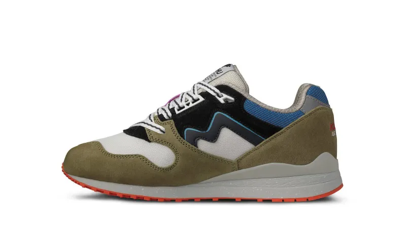 Karhu Synchron Classic “the Forest Rules” Pack – Green Moss / India Ink (F802677)