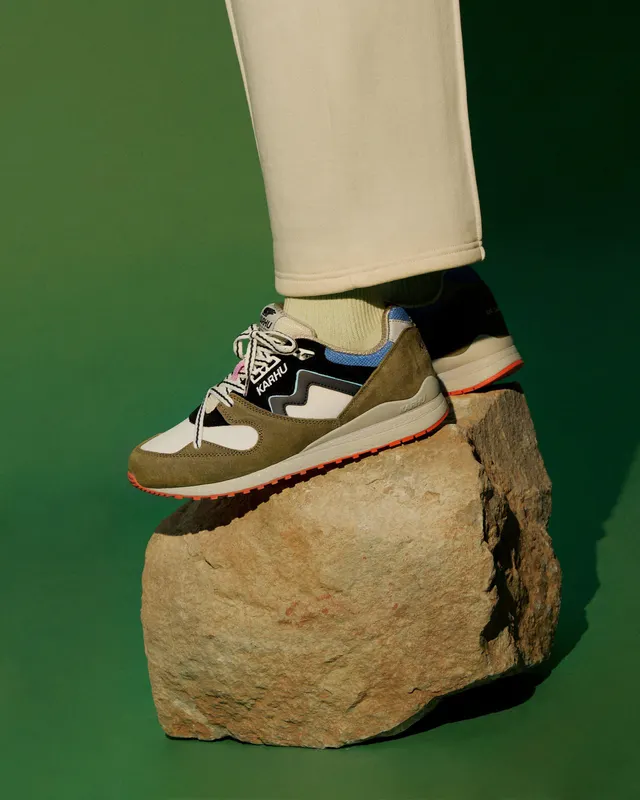 Karhu Synchron Classic “the Forest Rules” Pack – Green Moss / India Ink (F802677)