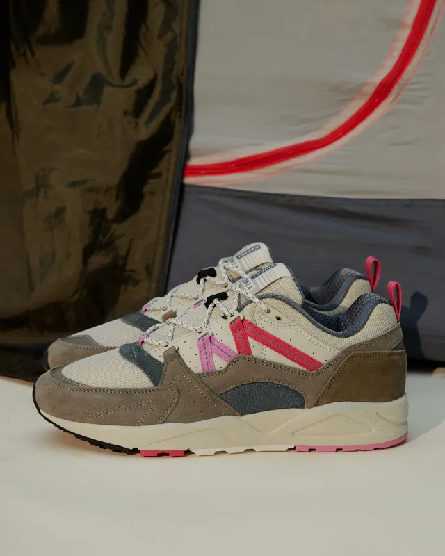 Karhu Fusion 2.0 “the Forest Rules” Pack – Abbey Stone / Pink Yarrow (F804145)