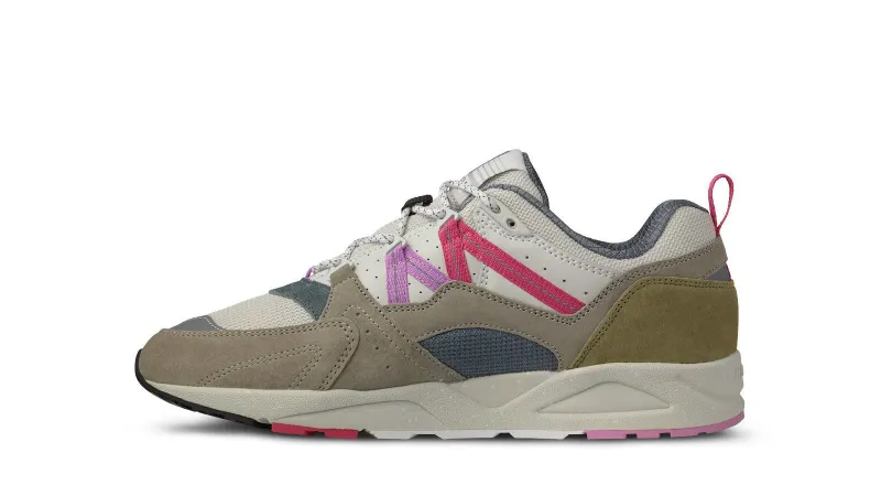 Karhu Fusion 2.0 “the Forest Rules” Pack – Abbey Stone / Pink Yarrow (F804145)