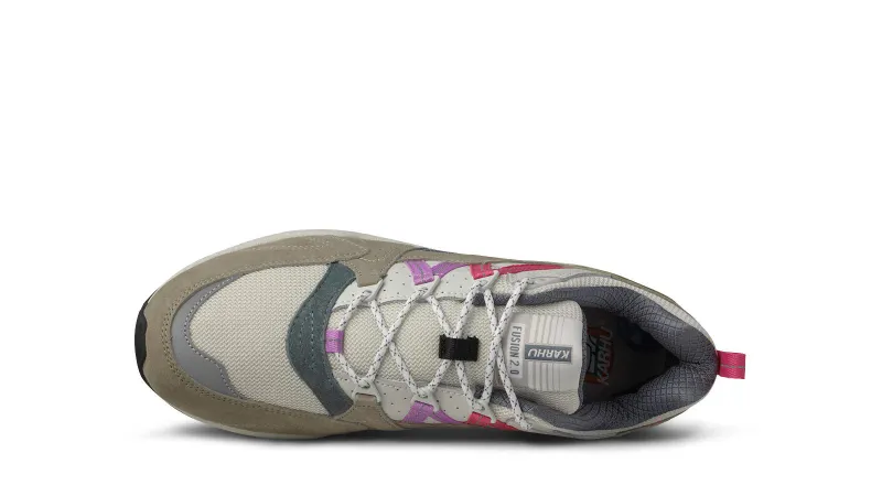 Karhu Fusion 2.0 “the Forest Rules” Pack – Abbey Stone / Pink Yarrow (F804145)