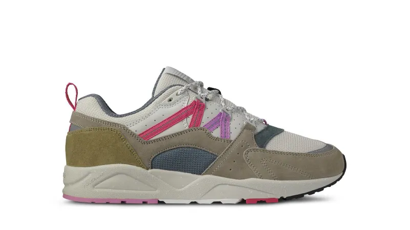 Karhu Fusion 2.0 “the Forest Rules” Pack – Abbey Stone / Pink Yarrow (F804145)
