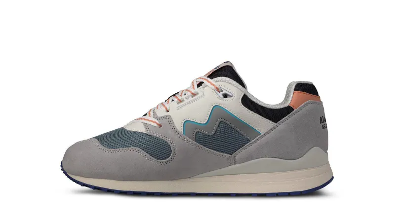 Karhu Synchron Classic – Dawn Blue / Lily White (F802674)
