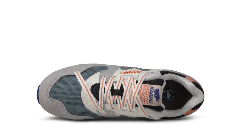 Karhu Synchron Classic – Dawn Blue / Lily White (F802674)