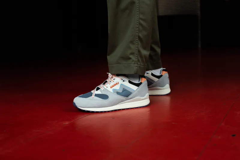Karhu Synchron Classic – Dawn Blue / Lily White (F802674)