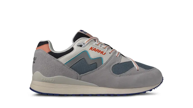 Karhu Synchron Classic – Dawn Blue / Lily White (F802674)