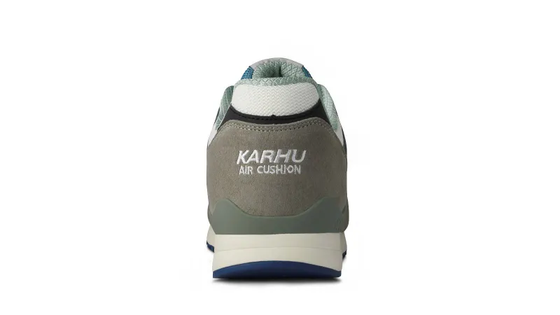 Karhu Synchron Classic “the Forest Rules” Pack – Abbey Stone / Turbulence (F802675)