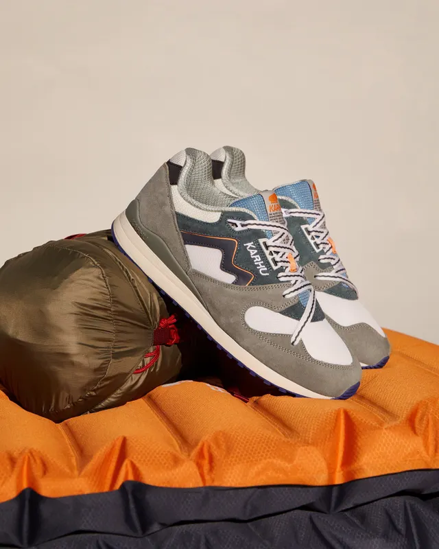 Karhu Synchron Classic “the Forest Rules” Pack – Abbey Stone / Turbulence (F802675)