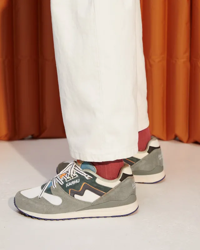Karhu Synchron Classic “the Forest Rules” Pack – Abbey Stone / Turbulence (F802675)