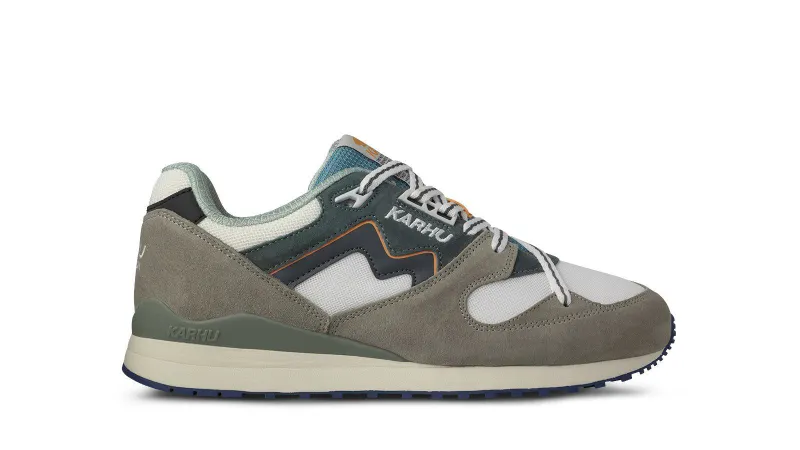 Karhu Synchron Classic “the Forest Rules” Pack – Abbey Stone / Turbulence (F802675)