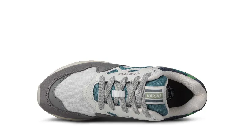 Karhu Legacy 96 – Sleet / Brittany Blue (F806048)