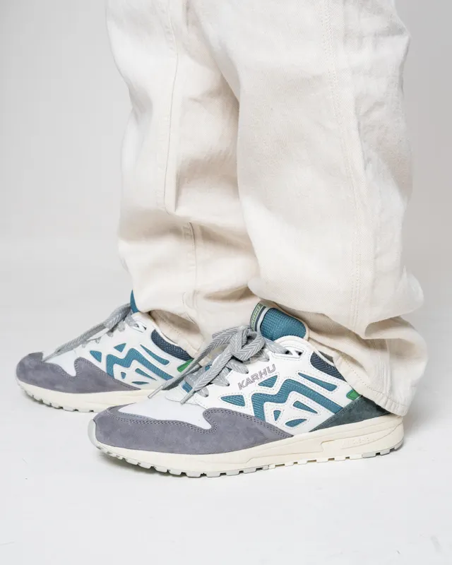 Karhu Legacy 96 – Sleet / Brittany Blue (F806048)