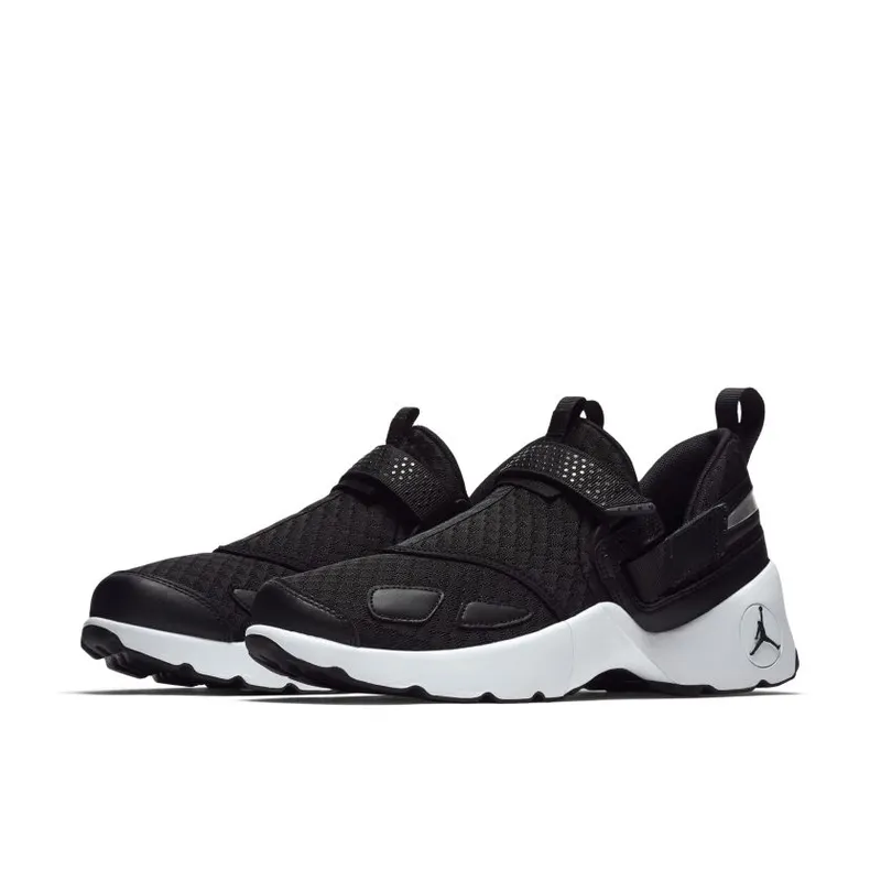 Jordan Trunner LX Black White Sole (897992-011)