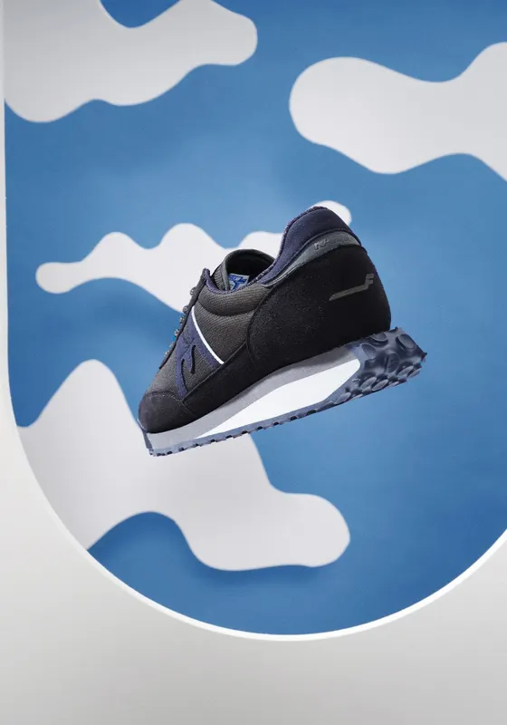 Karhu Mestari Control X Finnair – Jet Black / Night Sky (F840011)