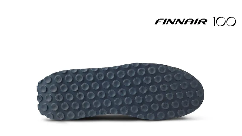 Karhu Mestari Control X Finnair – Jet Black / Night Sky (F840011)