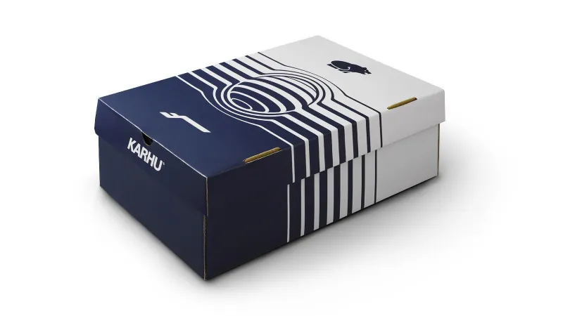 Karhu Mestari Control X Finnair – Jet Black / Night Sky (F840011)