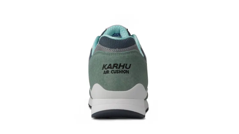 Karhu Synchron Classic – Iceberg Green / Lily White (F802678)