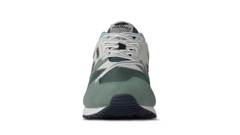 Karhu Synchron Classic – Iceberg Green / Lily White (F802678)