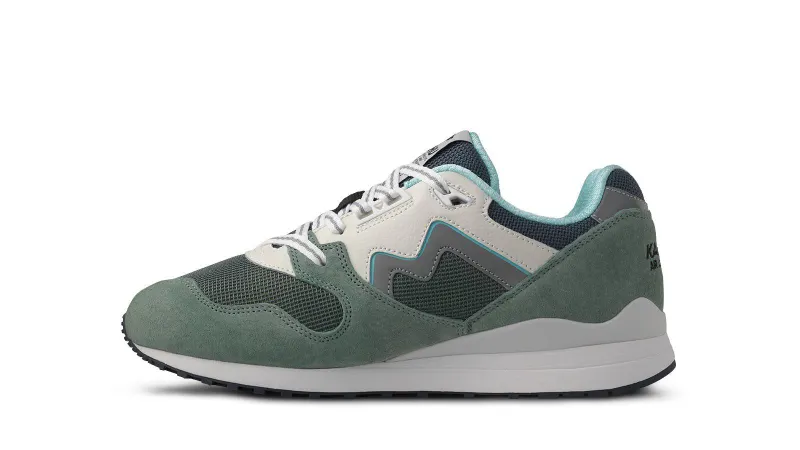 Karhu Synchron Classic – Iceberg Green / Lily White (F802678)