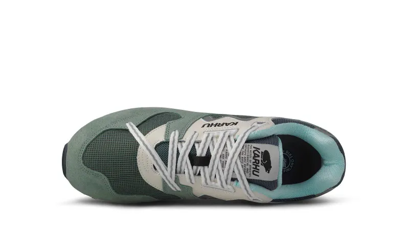 Karhu Synchron Classic – Iceberg Green / Lily White (F802678)