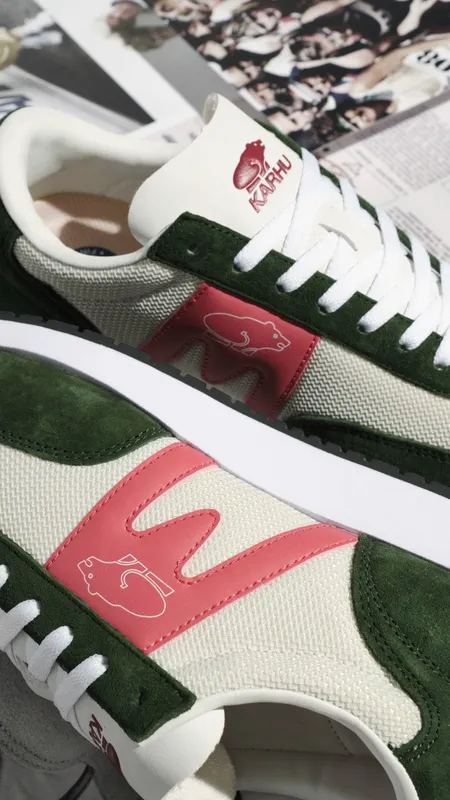 Karhu Albatross 82 – Kombu Green / Mineral Red (F807042)