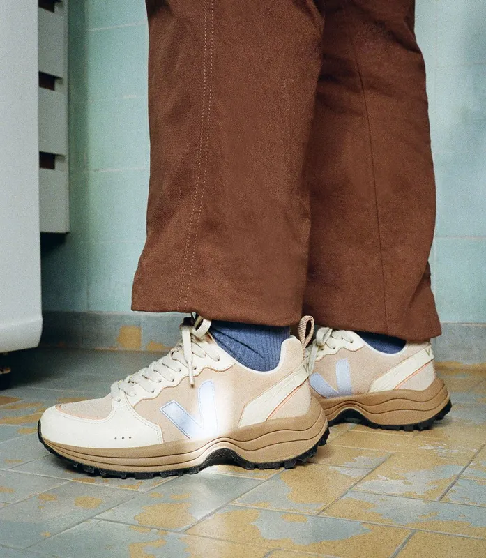 Veja VENTURI SUEDE ALMOND SWAN (VC0303543A)