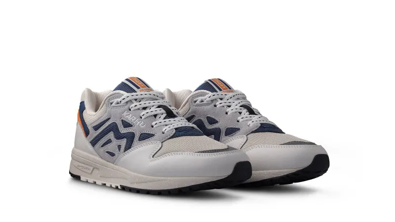 Karhu Legacy 96 – Bright White / True Navy (F806069)