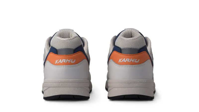 Karhu Legacy 96 – Bright White / True Navy (F806069)
