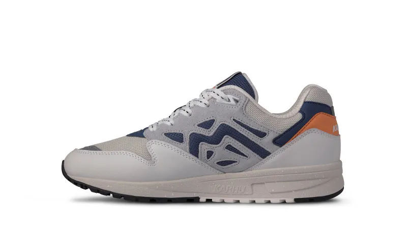 Karhu Legacy 96 – Bright White / True Navy (F806069)