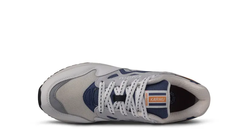 Karhu Legacy 96 – Bright White / True Navy (F806069)