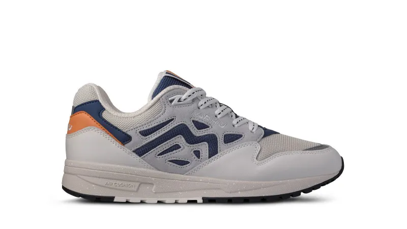 Karhu Legacy 96 – Bright White / True Navy (F806069)