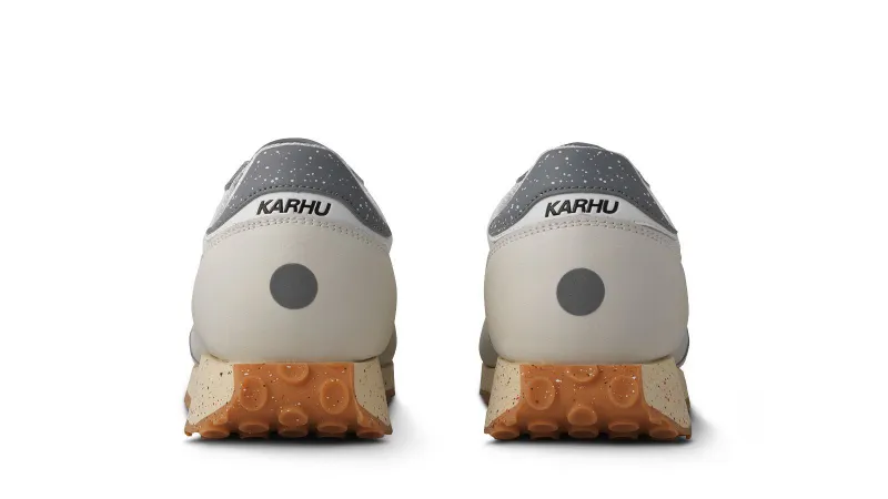 Karhu Mestari Control “flow State” Pack – Lily White / Silver (F840007)