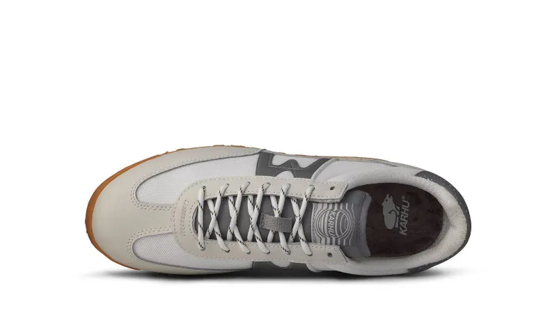 Karhu Mestari Control “flow State” Pack – Lily White / Silver (F840007)