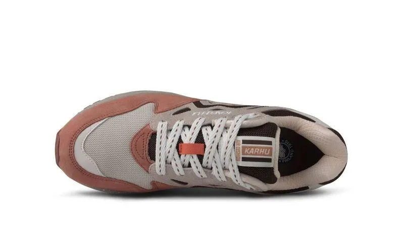 Karhu Legacy 96 – Cork / Chocolate Torte (F806070)