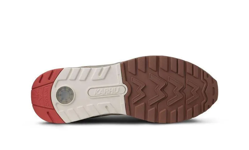 Karhu Legacy 96 – Cork / Chocolate Torte (F806070)