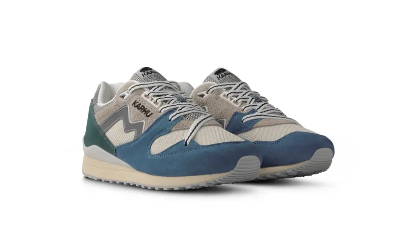 Karhu Synchron Classic – Coronet Blue / Silver Lining (F802686)