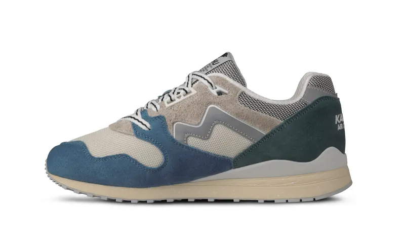 Karhu Synchron Classic – Coronet Blue / Silver Lining (F802686)
